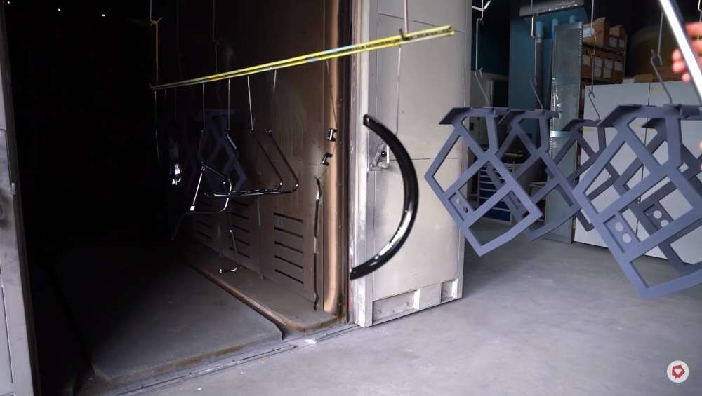 Am Ende muss der Lack im Ofen eingebrannnt werden Am Ende muss der Lack im Ofen eingebrannnt werden