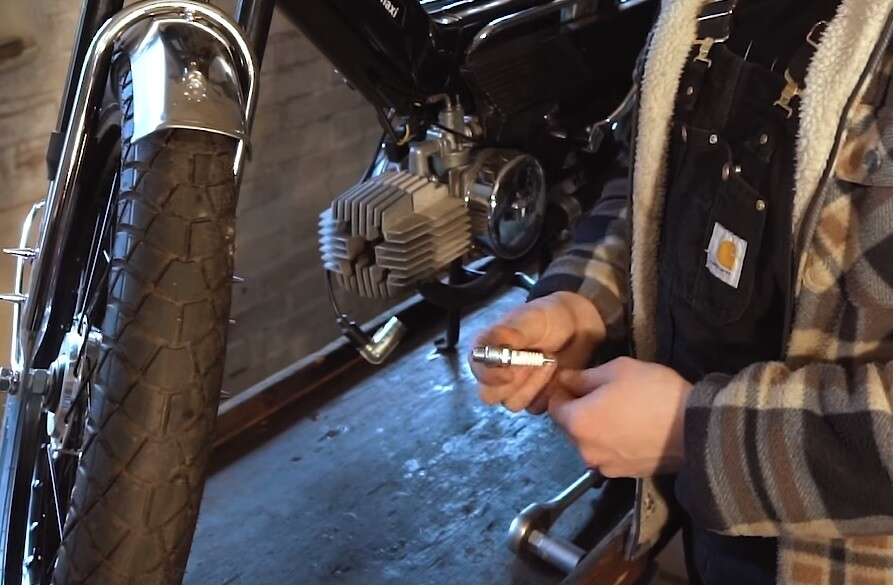 Den Austausch der Zündkerze ist einfach und schnell - das kriegt jeder hin Den Austausch der Zündkerze ist einfach und schnell - das kriegt jeder hin