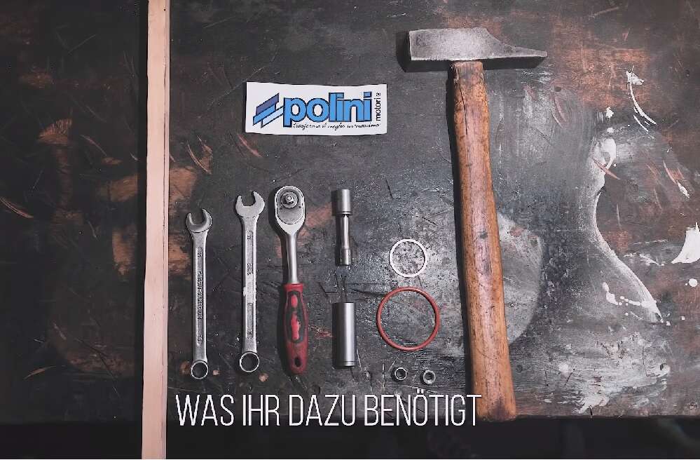 Die benötigten Werkzeuge für den Auspuffdichterwechsel - inklusive Holzstück Die benötigten Werkzeuge für den Auspuffdichterwechsel - inklusive Holzstück