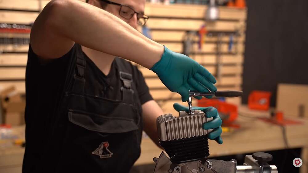 Die Abfolge beim Zylindertausch ist bei allen Mofas ähnlich Die Abfolge beim Zylindertausch ist bei allen Mofas ähnlich