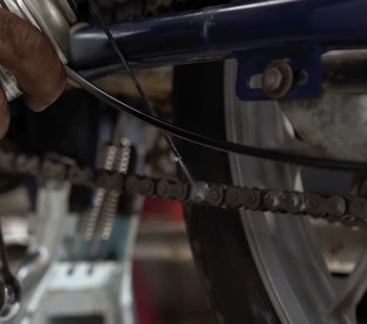 Alle 500 bis 1.000 Kilometer sollten Ketten gereinigt und geschmiert werden Alle 500 bis 1.000 Kilometer sollten Ketten gereinigt und geschmiert werden