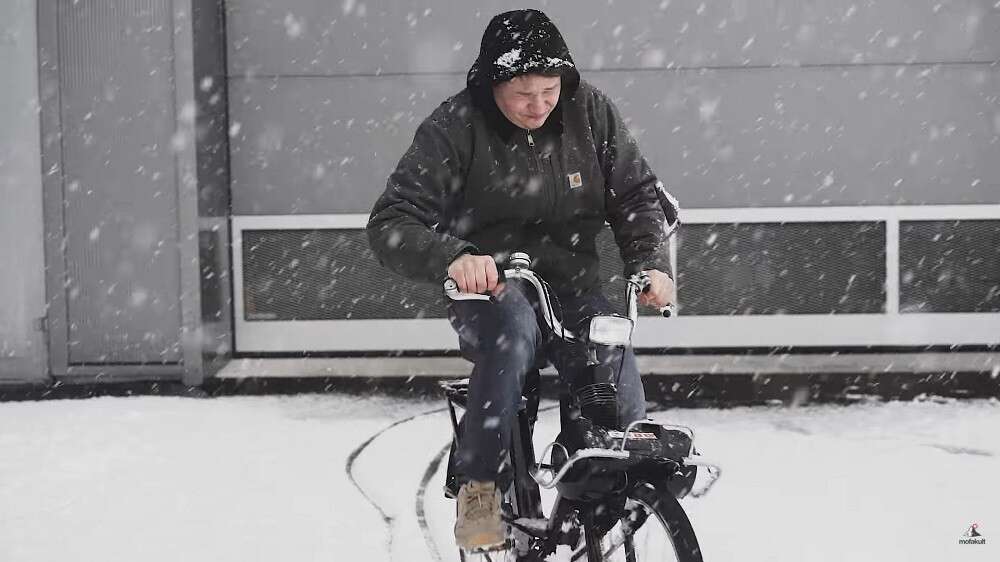 Ohne Vorbereitung hat man im Winter wenig Spass auf dem Mofa Ohne Vorbereitung hat man im Winter wenig Spass auf dem Mofa