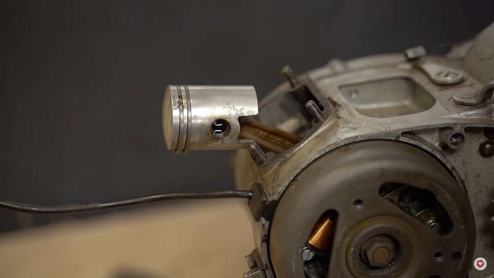 Der Pleuel verbindet Kolben und Kurbelwelle Der Pleuel verbindet Kolben und Kurbelwelle