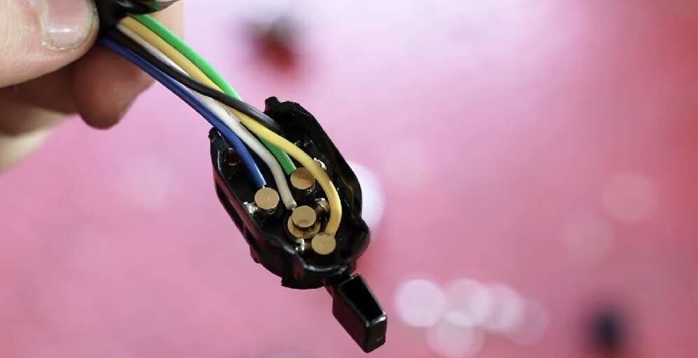 Am Lichtschalter werden Strom, Rücklicht, Fernlicht und Abblendlicht angeschlossen, sowie der Absteller Am Lichtschalter werden Strom, Rücklicht, Fernlicht und Abblendlicht angeschlossen, sowie der Absteller