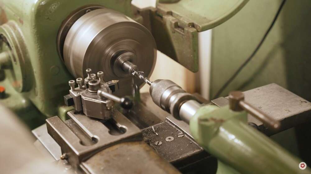 Bei der Gewindebohrung sollte man sehr präzise arbeiten Bei der Gewindebohrung sollte man sehr präzise arbeiten