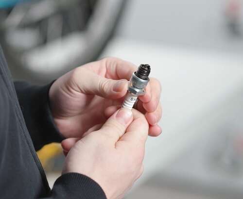 Bei einer verrussten oder gar beschädigten Zündkerze liegt möglicherweise ein Zündspulendefekt vor Bei einer verrussten oder gar beschädigten Zündkerze liegt möglicherweise ein Zündspulendefekt vor