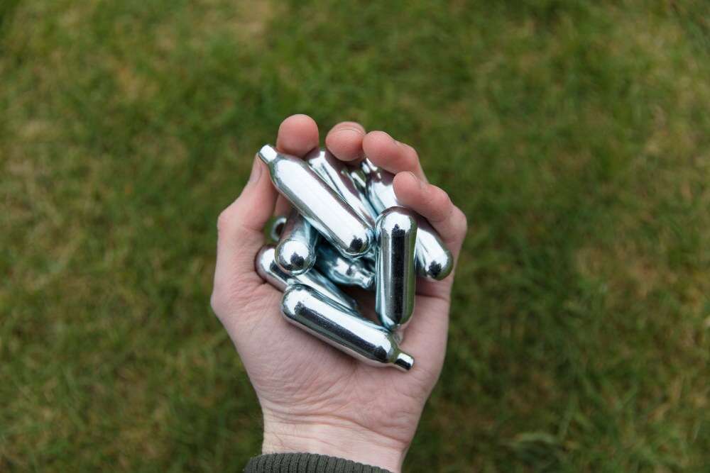 Durch Lachgas wird im Verbrennungsraum mehr Sauerstoff zur Verfügung gestellt Durch Lachgas wird im Verbrennungsraum mehr Sauerstoff zur Verfügung gestellt