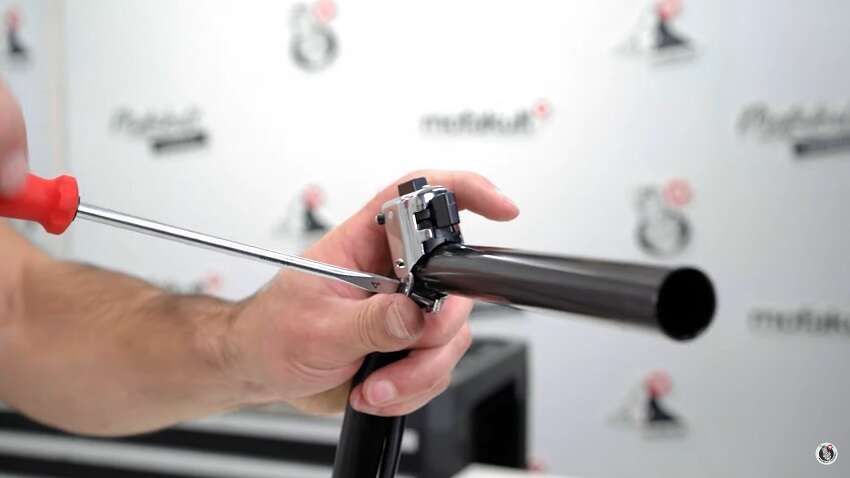 Den Lichtschalter fixierst du indem du die Verbindungsschraube fest anziehst Den Lichtschalter fixierst du indem du die Verbindungsschraube fest anziehst