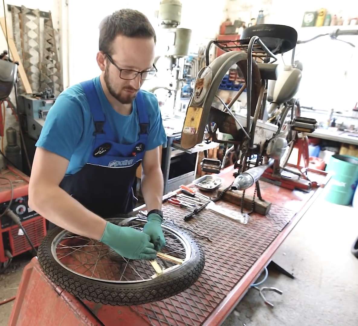 Zum Abziehen werden Pneuhebel benutzt Zum Abziehen werden Pneuhebel benutzt