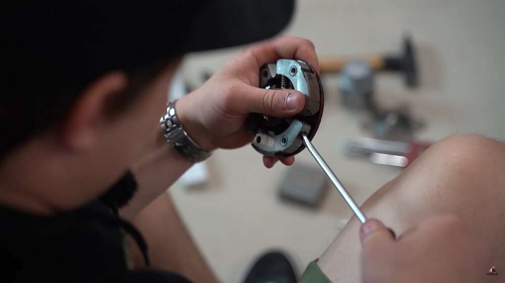 Das Einstellen der Federn erfolgt dann mit einem normalen Schlitzschraubenzieher Das Einstellen der Federn erfolgt dann mit einem normalen Schlitzschraubenzieher