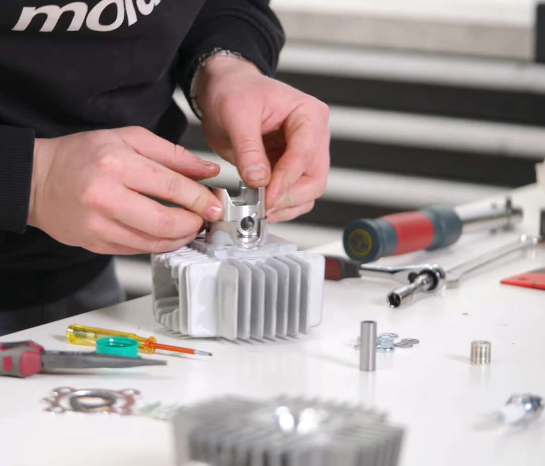 Der Kolben muss logischerweise minimal kleiner sein als der Zylinder Der Kolben muss logischerweise minimal kleiner sein als der Zylinder