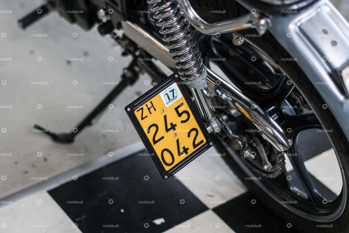 66HEROES Nummernschildhalter seitlich inkl. Aufnahmezapfen Inox (CH-Version) Carousel Image 5