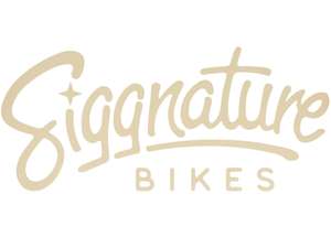 Siggnature Aufkleber «Siggnature Bikes» Heckscheibe 50 x 23 cm weiss Siggnature Aufkleber «Siggnature Bikes» Heckscheibe 50 x 23 cm weiss